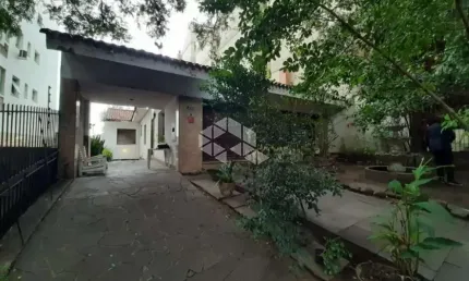 Casa com 3 quartos e 4 vagas no bairro Moinhos de Vento