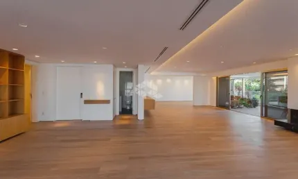 Apartamento impecável em um dos melhores pontos do Moinhos de Vento! Com 4 quartos, sendo 3 suítes e 4 vagas.