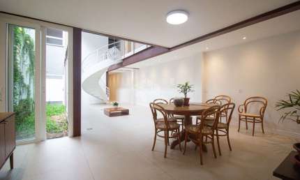 Casa reformada de 4 quartos e 2 vagas no bairro Centro Histórico
