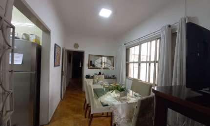 More no bairro São Geraldo em Porto Alegre em casa ampla e área verde