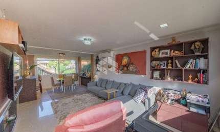 Casa com 3 dormitórios e 202 m² na vila Assunção  em Porto Alegre