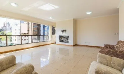 Apartamento com living amplo em frente ao clube união