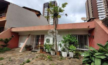 Casa de 03 dormitórios no bairro Chácara das Pedras, em Porto Alegre