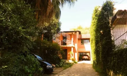Casa com 360m² com 05 dormitórios e 06 vagas de garagem no bairro Jardim Botânico
