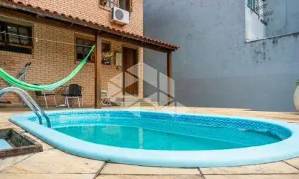 Casa com 03 dormitórios e Piscina no bairro Morro Santana