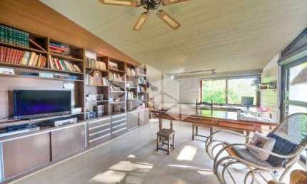 Casa 4 dormitórios à venda no bairro Vila Assunção, em Porto Alegre