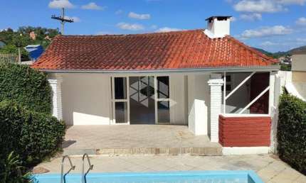 Casa reformada a venda com 03 dormitorios e piscina no Bairro vila Nova