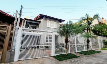 Casa à venda com 4 dormitórios e 325 m² no bairro Jardim Lindóia em Porto Alegre