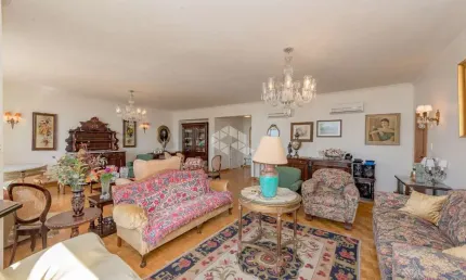Espaçoso apartamento de 207m2, 4 dormitórios no Centro Histórico