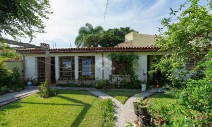 Casa de 316m2, em terreno de 16x36, no piso térreo, living em 2 ambientes com lareira