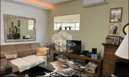 Casa de veraneio, plana, espaçoso living com lareira, 1 dormitório, banheiro social, cozinha.