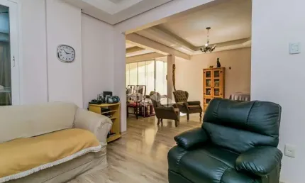Apartamento de 113m2, living em 3 ambientes cercado por jardim de inverno