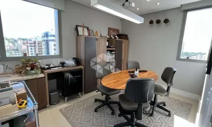 Conjunto comercial de 54m2 divididos em  3 salas, 2 banheiros e copa.