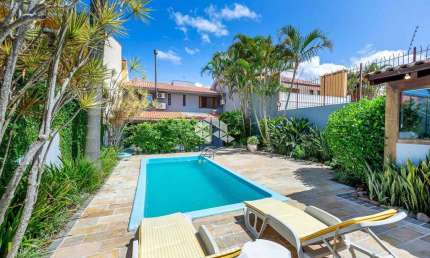 Casa com 3 dormitórios, 3 suíes, 6 vagas, pátio em Ipanema , Porto Alegre