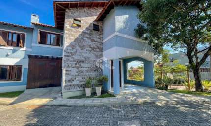 Casa em condomínio com 3 dormitórios, suite, 02 vagas.