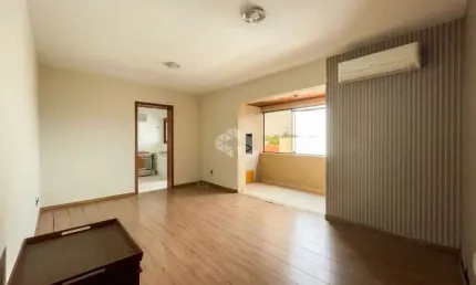Apartamento espaçoso com 2 dormitórios, varanda equipada com churrasqueira em Porto Alegre