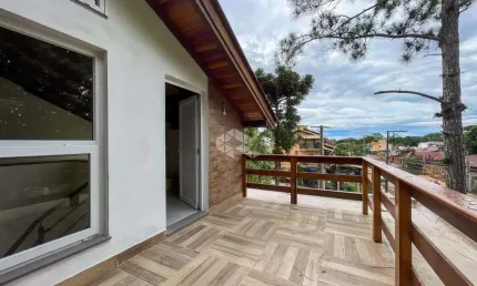 Linda Casa em construção com pátio totalmente privativo.