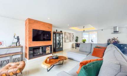 Linda casa em condomínio fechado, com 223m2 e pátio com piscina aquecida.