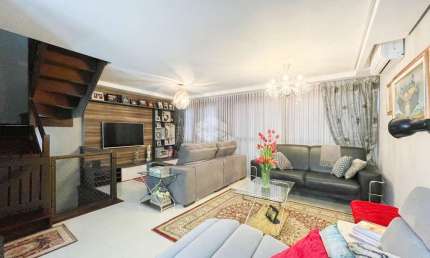Casa com 3 dormitórios, sendo 2 suítes, uma delas com closet,  no bairro Pedra Redonda, Zona Sul de Porto Alegre