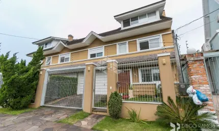 CASA, NA VILA ASSUNÇÃO! 3 dormitórios com 2 vagas de garagem