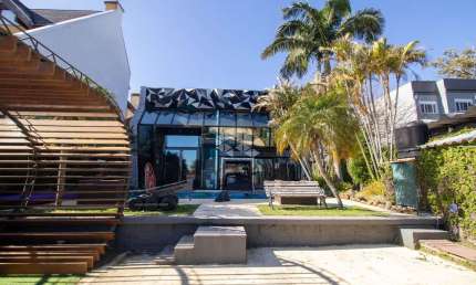 Casa à venda no bairro Tristeza com 770m² privativos de 04 suítes piscina elevador e 04 vagas cobertas.