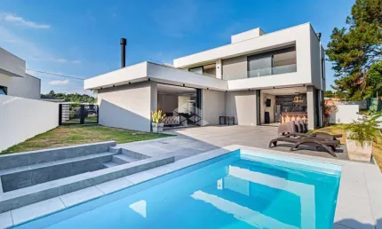 Casa com 4 dormitórios, piscina e carregador de carro elétrico no Alphaville Porto Alegre