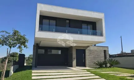 CASA COM 03 SUÍTES, ESPAÇO GOURMET, PÁTIO E PISCINA NO ALPHAVILLE