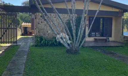 Casa térrea 03 dormitórios em terreno individual e piscina bairro Ipanema