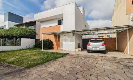 CASA DE 3 SUÍTES, COZINHA PLANEJADA, PATIO, PISCINA, 4 VAGAS, NO LAGOS DE NOVA IPANEMA, ZONA SUL