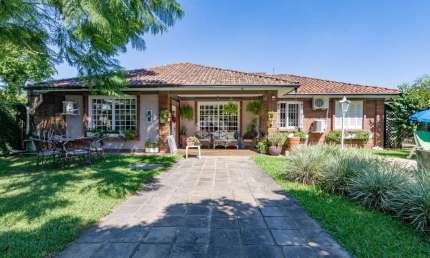 Casa 4 dormitórios situada na zona sul de Porto Alegre