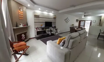 CASA COM 3 DORMITÓRIOS, 1 SUÍTE MASTER E VAGA PARA 2 CARROS