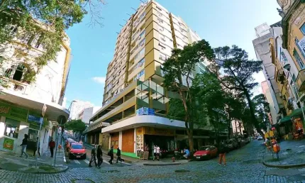 Flat com Garagem coberta, reformado e decorado, no coração de Porto Alegre.