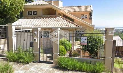 Casa sobrado no bairro Vila Nova, em Porto Alegre, com 3 dormitórios, suite e pátio com piscina