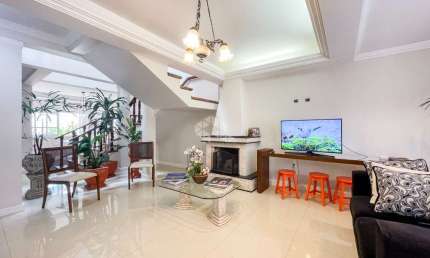 Casa completa no bairro Cristal em Porto Alegre: 4 dormitórios, área gourmet e piscina privativa