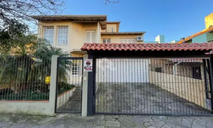 Casa 4 quartos, dependência completa, piscina, elevador, 4 vagas cobertas no Cristal.