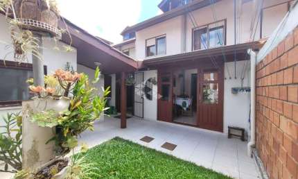 Excelente casa em condomínio fechado, na zona sul de Porto Alegre.