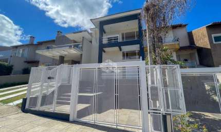 Casa estilo Sobrado,  de 03 suítes, 02 vagas cobertas, opção para 4º dormitório