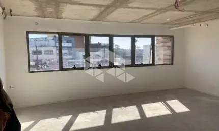Sala comercial c/banheiro com 1 vaga no bairro Tristeza