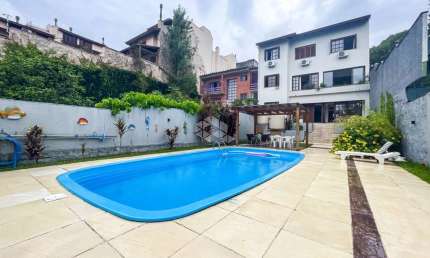 Casa com vista, 5 dormitórios, sendo 1 suíte no bairro Cristal em Porto Alegre