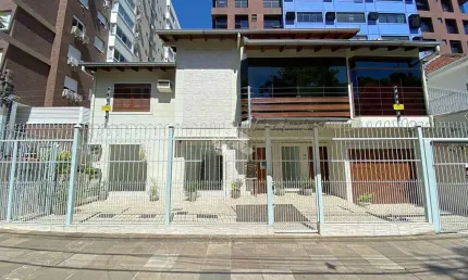 Casa de 3 dormitórios a metros do Hospital Mãe de Deus e do Zaffari da Getúlio Vargas