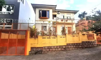 Casa em área total de 643,48 metros quadrados no bairro Menino Deus a venda, a metros do Mãe de Deus