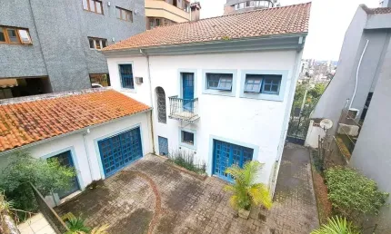 Casa em estilo colonial à venda no Bairro Bela Vista em Porto Alegre