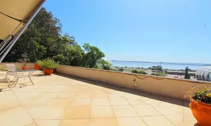 Cobertura horizontal com piscina e vista eterna para a Orla do rio Guaíba e o Estádio Beira Rio