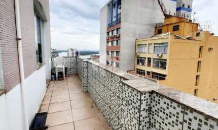 Apartamento de 2 dormitórios com sacada e vista para o Guaíba no Centro Histórico