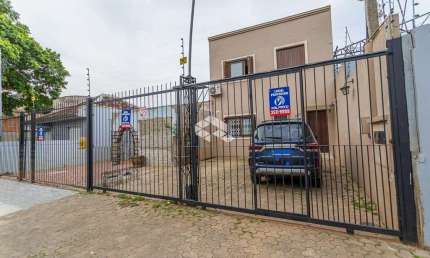 Casa de 5 domitórios, 5 banheiros, com churrasqueira , pátro em terreno de 436 m2 no Navegnates