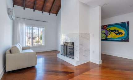 Venha morar nesta linda casa com muito requinte e aconchego!