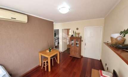 Excelente Apartamento de 2 dormitórios com vaga de garagem coberta e escriturada no bairro Auxiliadora