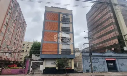 Excelente Apartamento de 1 dormitório amplo com vaga coberta e escriturada banheiro, cozinha e área de serviço separada, elevador no centro histórico.