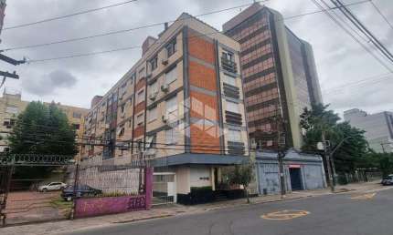 Excelente Apartamento de 1 dormitório amplo com banheiro, cozinha e área de serviço separada, elevador no centro histórico.