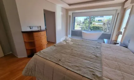 Lindíssima e ampla casa com 03 dormitórios 1 suíte, vista para o Guaíba e piscina
